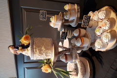bruidstaartje en cup cakes met gepersonaliseerd bruidspaar